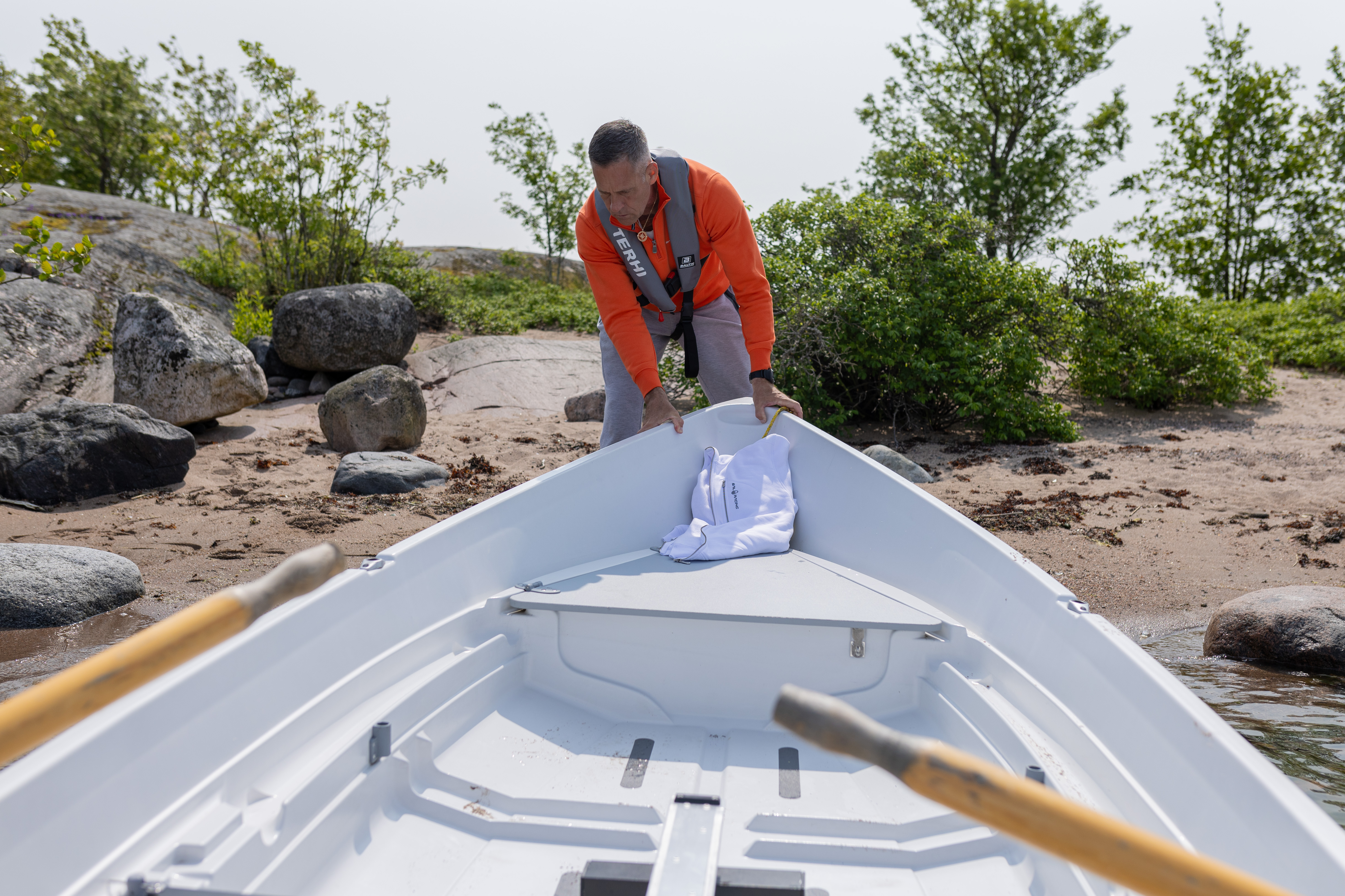 Soutaja Jari Saario on soutanut mökkiveneellä jo pienestä pitäen, ja löysi aikuisiällä soutamisen ilon uudelleen. Terhi Saiman -soutuveneessä riittää tilaa perheelle, eväille ja varusteille.