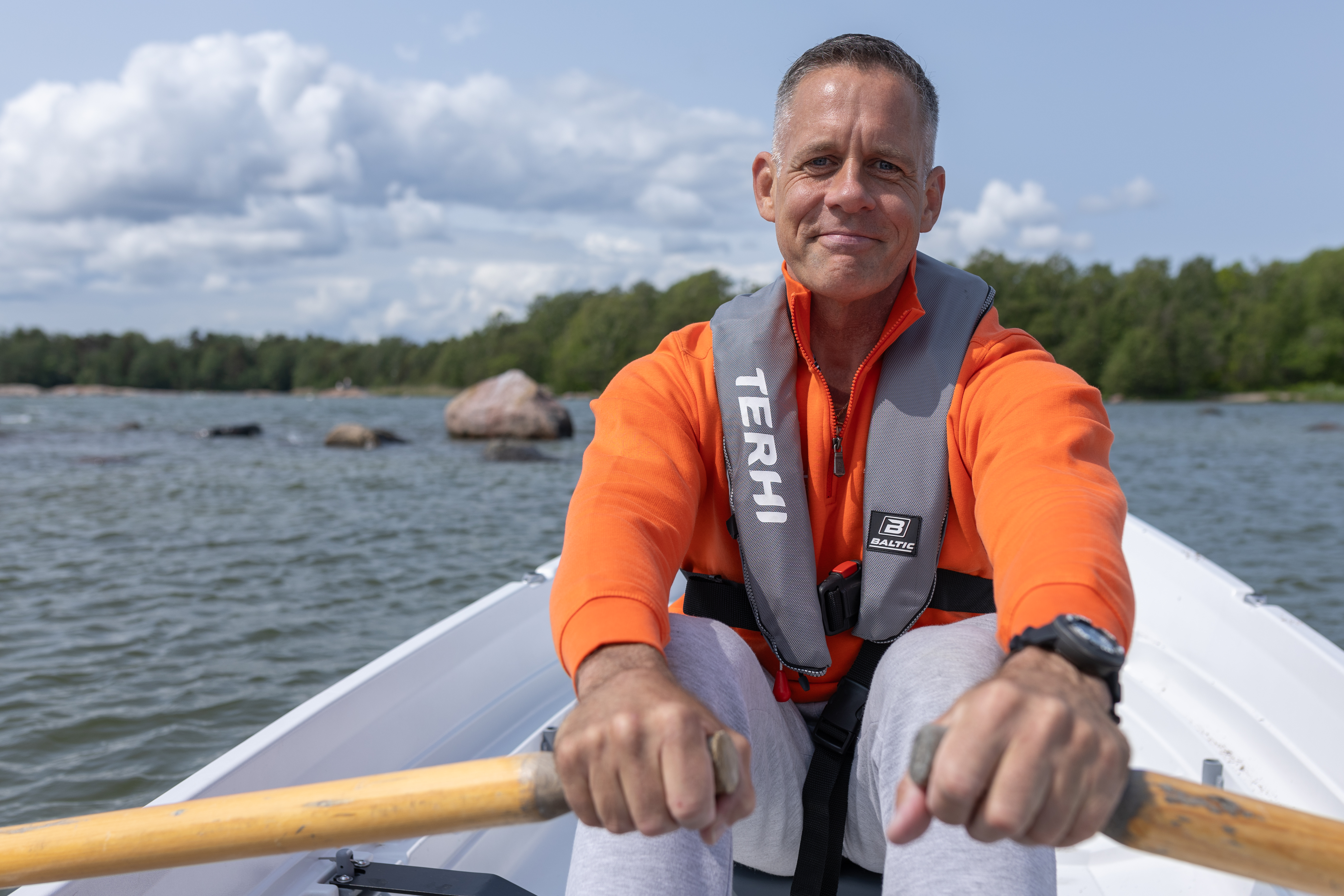 Jari Saario tietää, että tulevalla Horn to Hope -soutuseikkailulla henkistä kanttia koetellaan enemmän kuin fyysisyyttä. Treenit tulee siis tuoda hyvää mieltä ja tuntua mielekkäiltä. Terhi Saiman uudella liukupenkillä tekee soutamisesta entistä nautinnollisempaa.