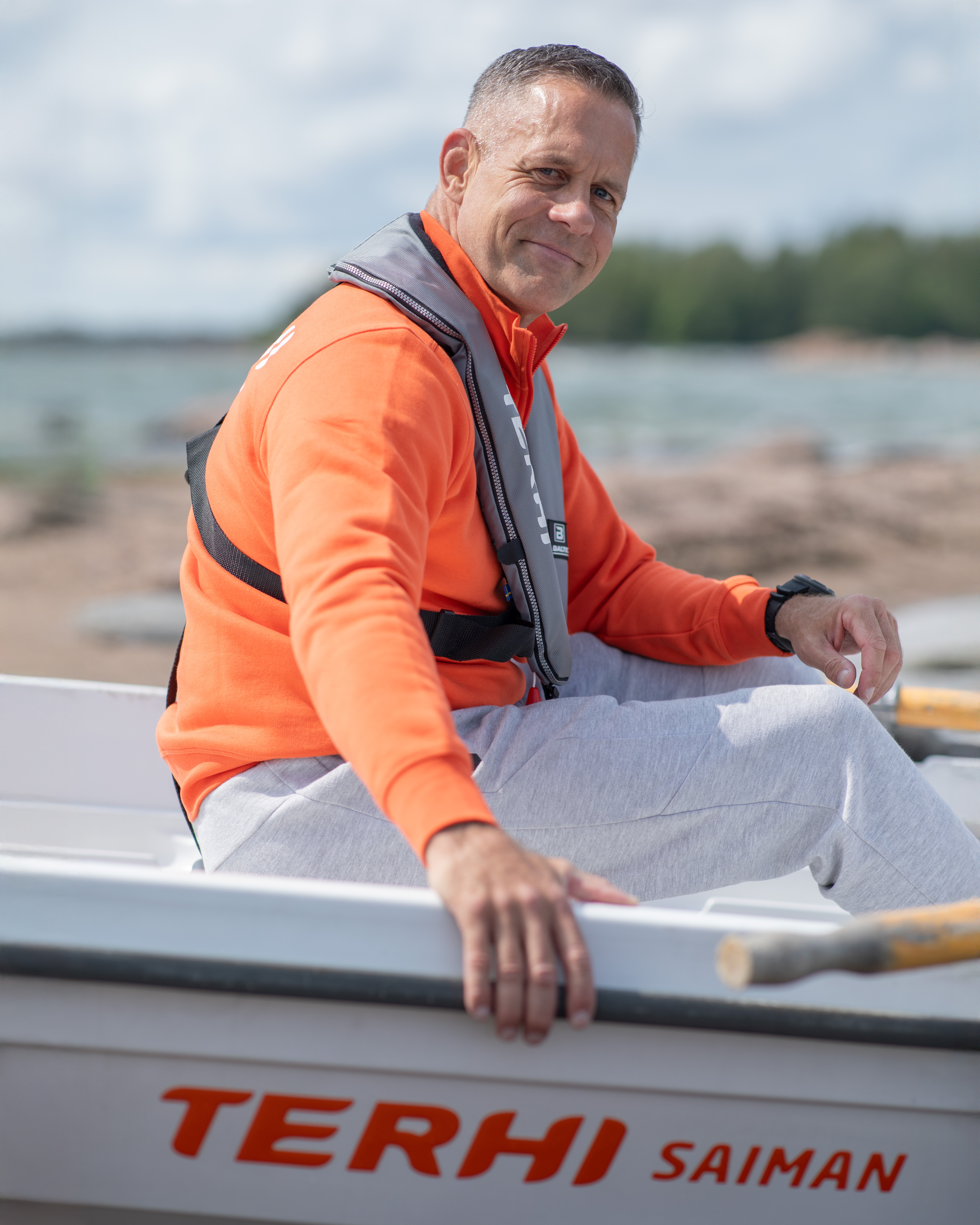 Jari Saario treenaa paraikaa seuraavaa suurta soutuseikkailuaan varten, jonka on määrä alkaa loppuvuodesta 2025. Soutuseikkailun hän tekee siihen varta vasten valmistetulla aluksella, mutta kotimaassa ollessaan treenivälineeksi valikoitus Terhi Saiman.