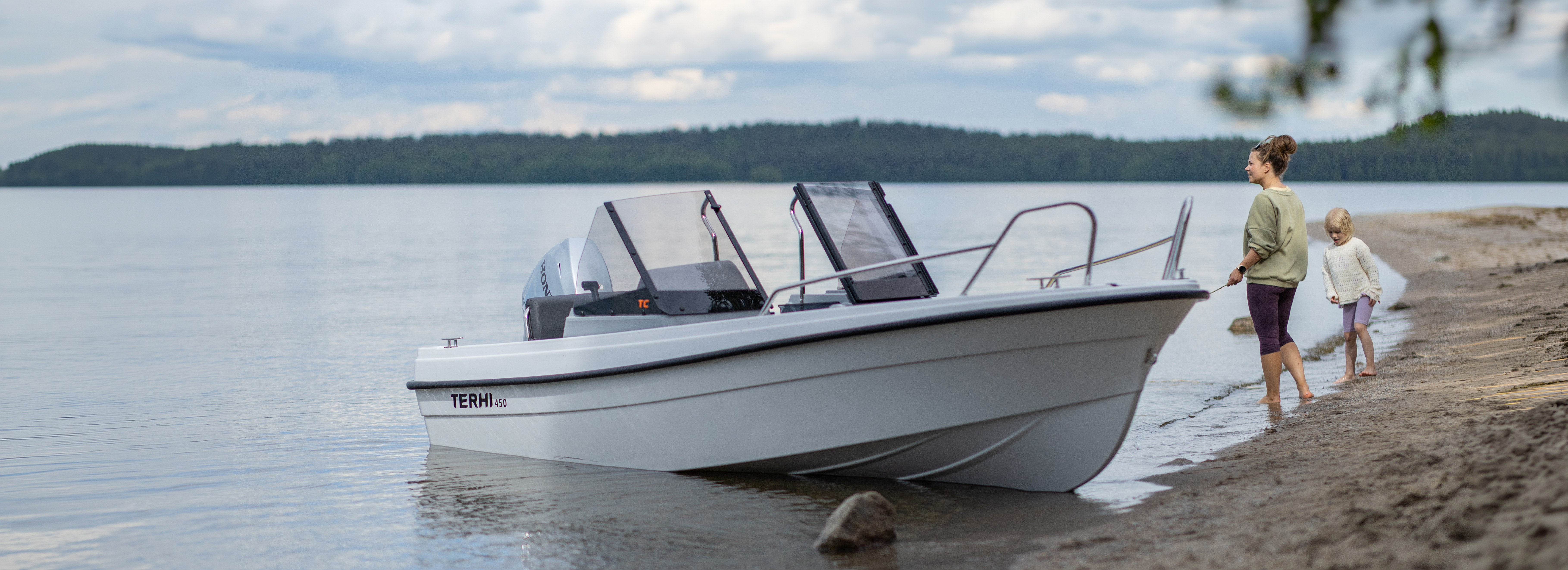 Terhi 450 TC -perämoottorivene hiekkarannalle vedettynä Järvi-Suomessa.